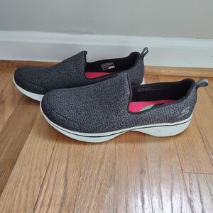 Womens Skechers go walk goga max size 9